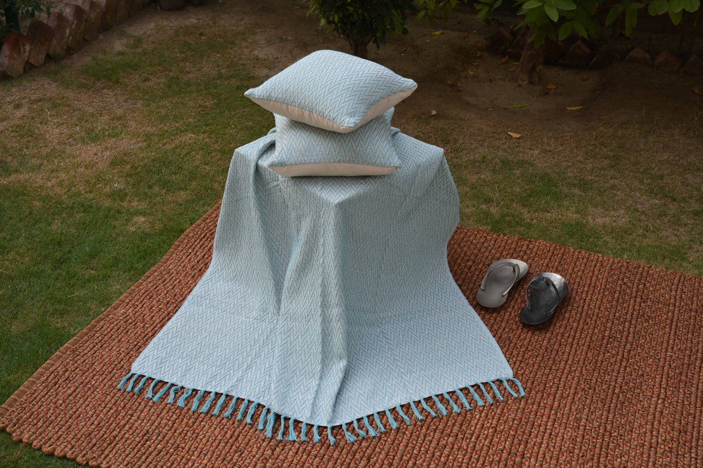 Set de Manta y 2 Cojines de Algodón Tejida a Mano