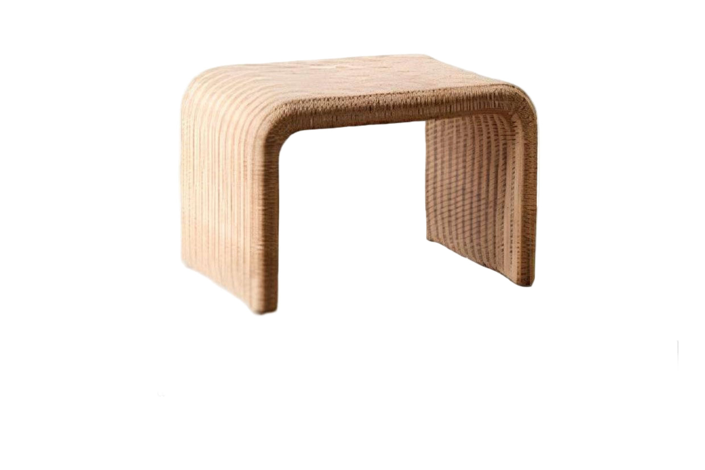 Mesa de centro de ratán con diseño curvo.