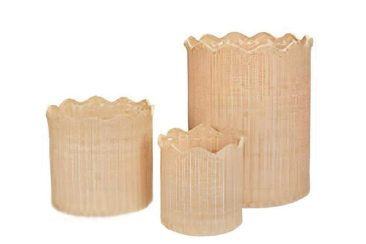 Juego de cestas de ratán con borde ondulado.