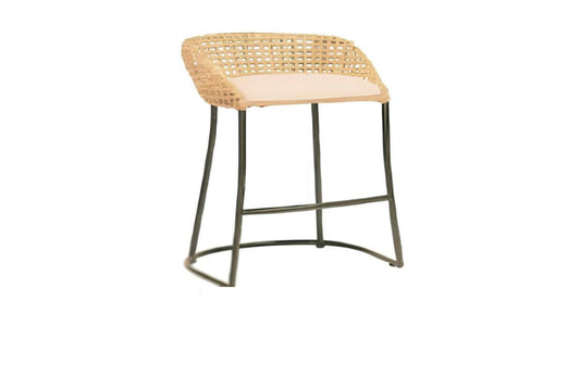 Taburete de bar moderno de ratán tejido con patas de metal.