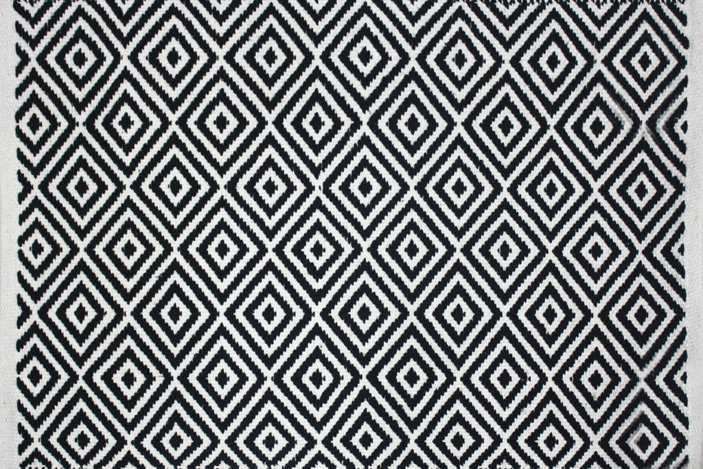 Alfombra de Algodón con Patrón de Diamante – Borde Acabado