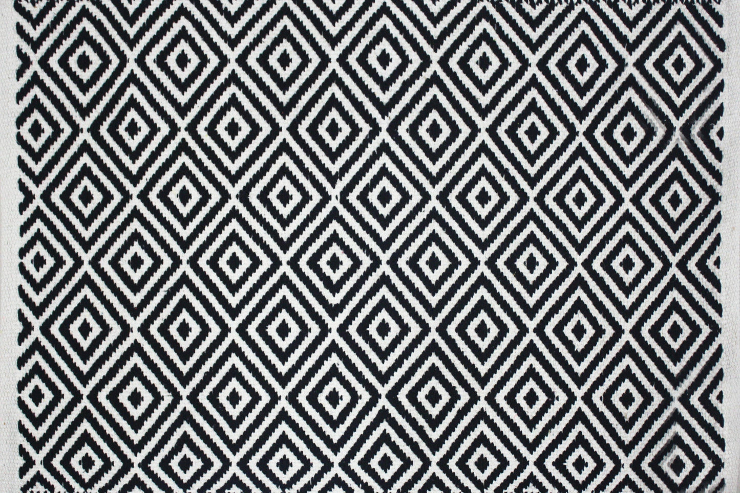 Alfombra de Algodón con Patrón de Diamante – Borde Acabado