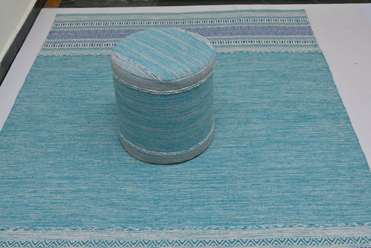 Pouf de Algodón Kilim Tejido a Mano – Encanto Turquesa