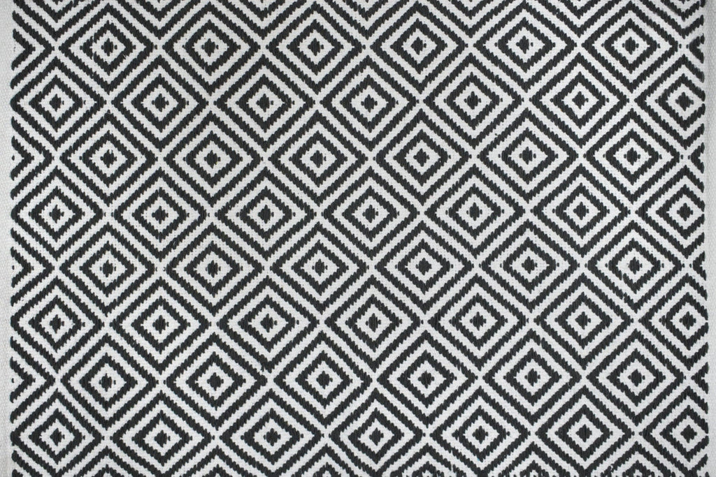 Alfombra de Algodón con Patrón de Diamante – Borde Acabado