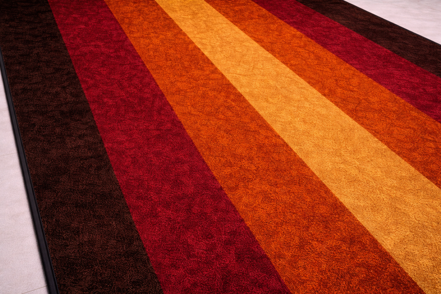 Alfombra de Algodón con Rayas “Midnight Ember” en Negro, Rojo y Vino