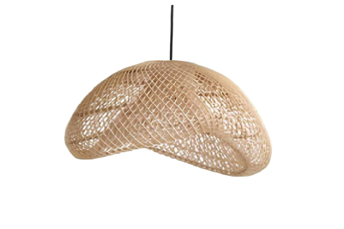 Lámpara colgante de ratán de diseño asimétrico.