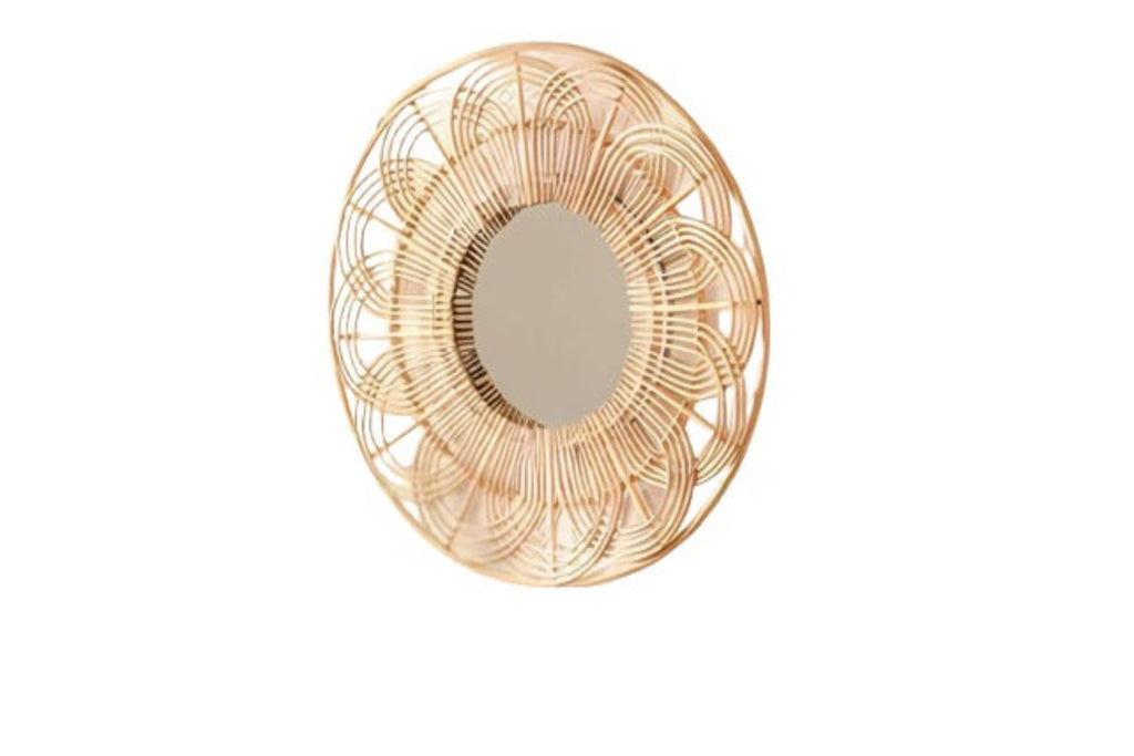 Espejo de pared de ratán con diseño de pétalos.