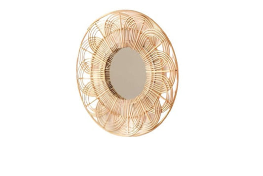 Espejo de pared de ratán con diseño de pétalos.