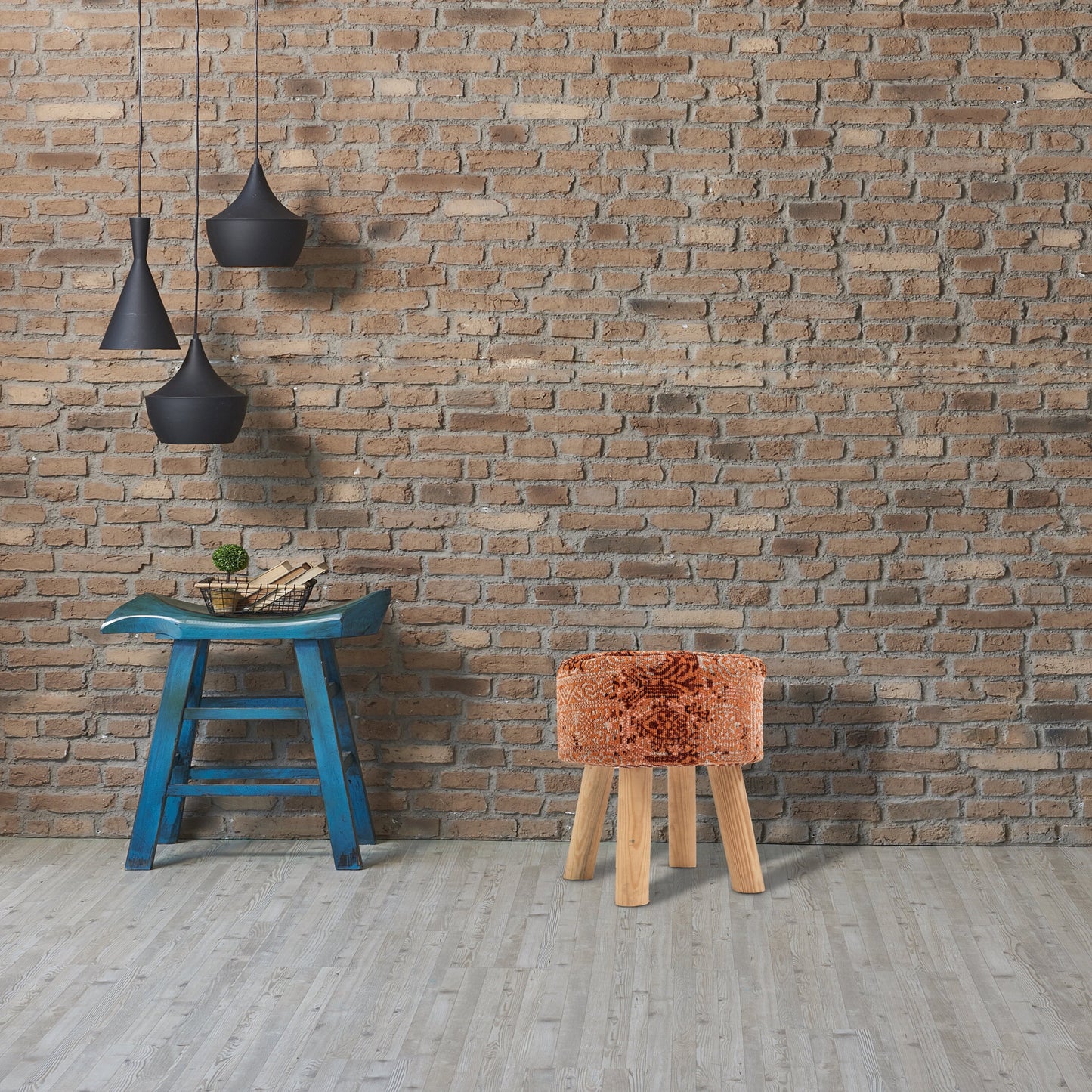 Taburete Naranja Jacquard Tejido a Mano con Patas de Madera