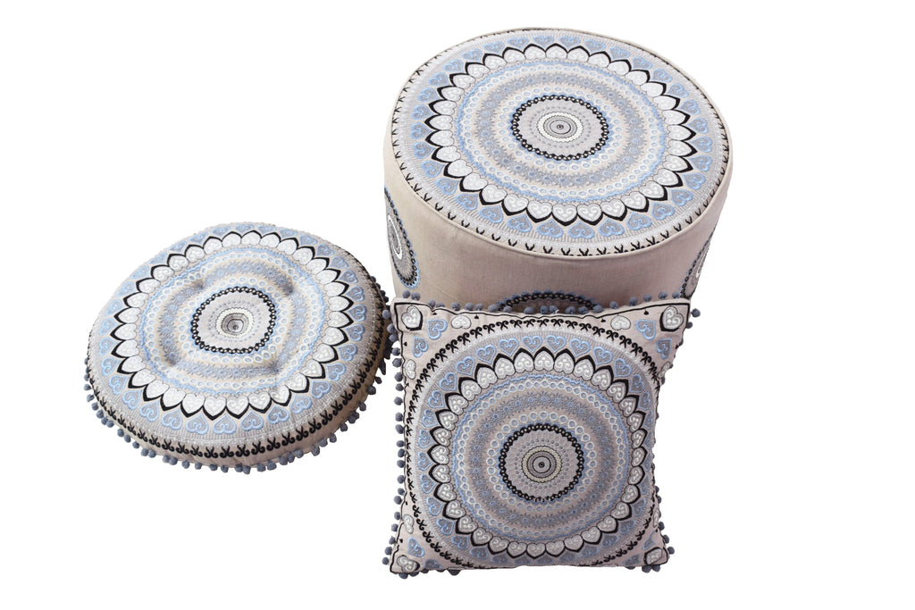 Taburete con cojín de piso y juego de almohadas.