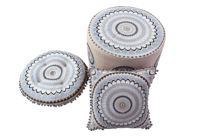 Taburete con cojín de piso y juego de almohadas.