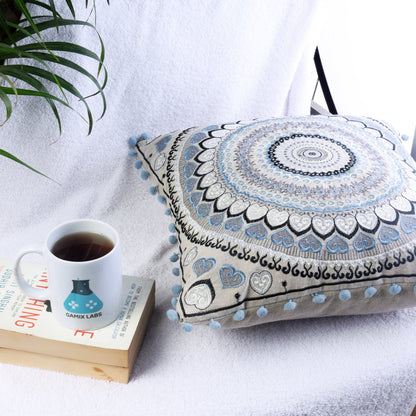 Taburete con cojín de piso y juego de almohadas.