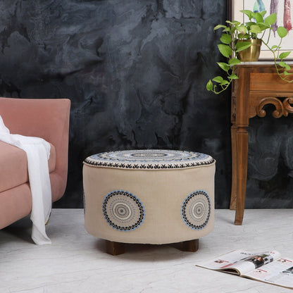 Taburete con cojín de piso y juego de almohadas.