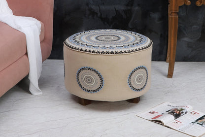 Taburete con cojín de piso y juego de almohadas.