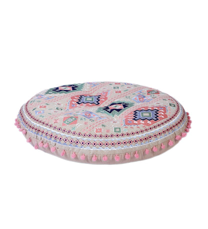 Taburete con cojín de piso y juego de almohadas.