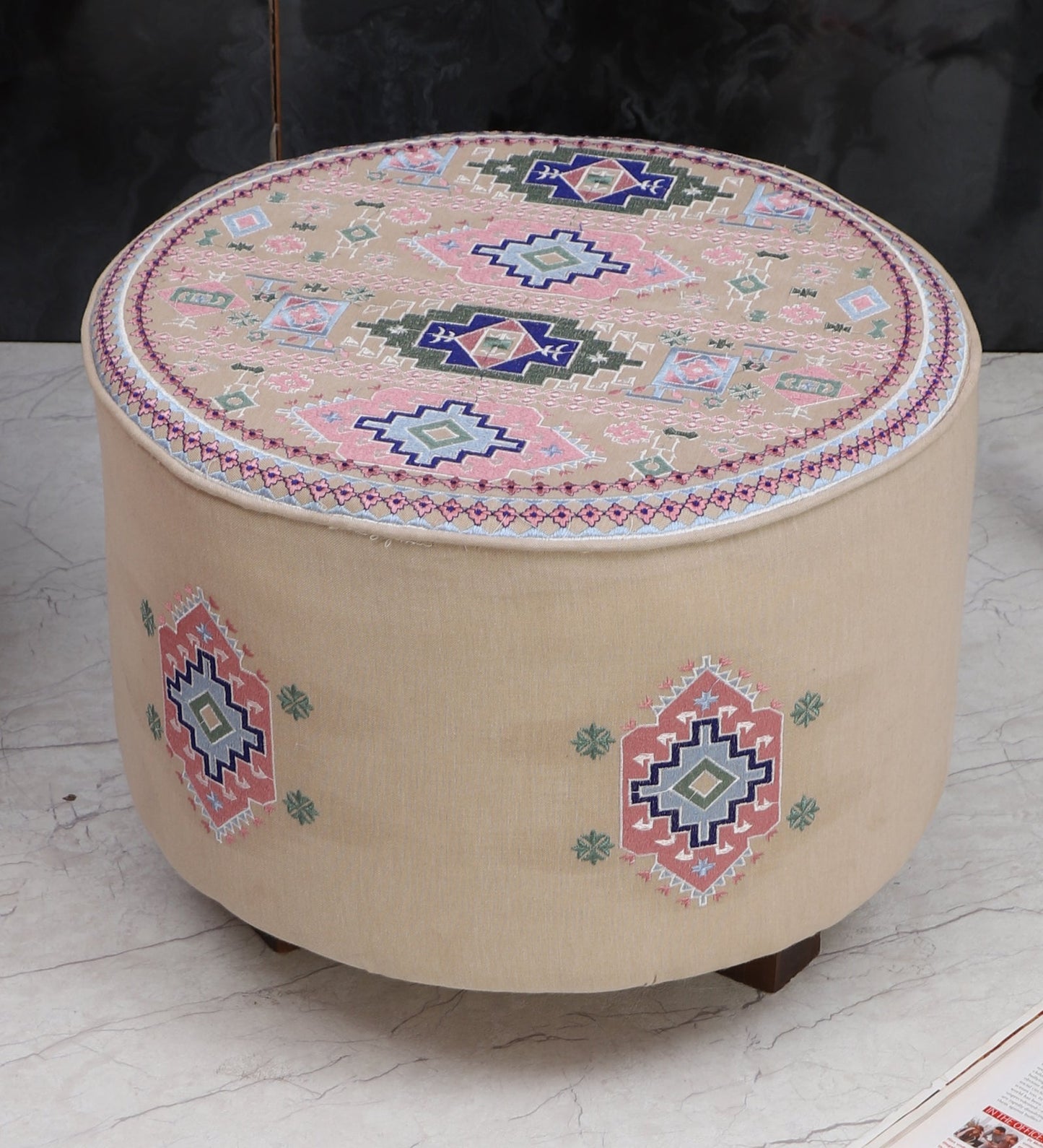 Taburete con cojín de piso y juego de almohadas.