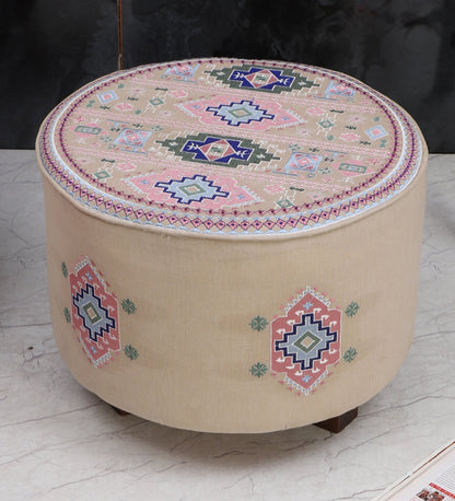 Taburete con cojín de piso y juego de almohadas.